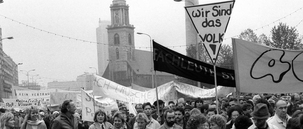 Von wegen „feindliche Übernahme“: Schon drei Monate nach dem Mauerfall gab es bei den Montagsdemos Plakate wie dieses.