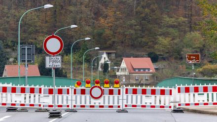 Die 270 Meter lange Elbbrücke im sächsischen Bad Schandau ist ab sofort gesperrt. 