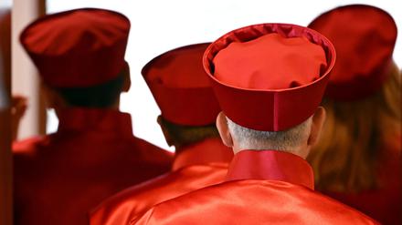 Die Richterinnen und Richter des Zweiten Senat beim Bundesverfassungsgericht verlassen den Sitzungssaal nach der Urteilsverkündung über die Wahlrechtsreform der Ampel-Koalition. 