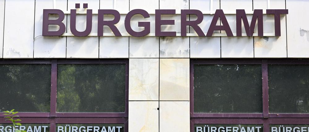 Der Schriftzug Bürgeramt ist an der Fassade vom Bürgeramt Lichtenberg beim Bezirksamt Lichtenberg zu sehen.