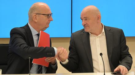 Brandenburgs Ministerpräsident Dietmar Woidke (SPD) schüttelt Robert Crumbach, Landesvorsitzenden des BSW Brandenburg (l-r), bei der Landespressekonferenz im Brandenburger Landtagsgebäude die Hand.