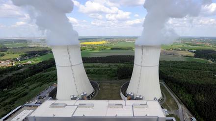 Wasserdampf steigt in Schwarze Pumpe (Brandenburg) aus den Kühltürmen des Kraftwerks von Vattenfall (Archivbild von 2011). 