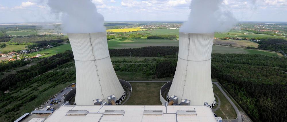 Wasserdampf steigt in Schwarze Pumpe (Brandenburg) aus den Kühltürmen des Kraftwerks von Vattenfall (Archivbild von 2011). 