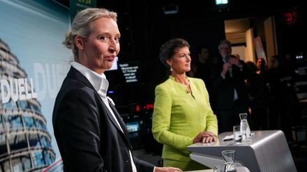 Alice Weidel (l), Partei- und Fraktionsvorsitzende der AfD, und Sahra Wagenknecht, Parteivorsitzende von BSW und Bundestagsabgeordnete, stehen an ihren Rednerpulten zu Beginn des TV-Duell bei dem Nachrichtensender Welt-TV. +++ dpa-Bildfunk +++