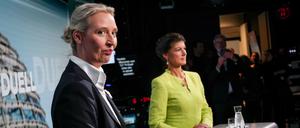 Alice Weidel (l), Partei- und Fraktionsvorsitzende der AfD, und Sahra Wagenknecht, Parteivorsitzende von BSW und Bundestagsabgeordnete, stehen an ihren Rednerpulten zu Beginn des TV-Duell bei dem Nachrichtensender Welt-TV. +++ dpa-Bildfunk +++