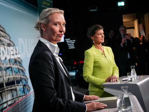 Alice Weidel (l), Partei- und Fraktionsvorsitzende der AfD, und Sahra Wagenknecht, Parteivorsitzende von BSW und Bundestagsabgeordnete, stehen an ihren Rednerpulten zu Beginn des TV-Duell bei dem Nachrichtensender Welt-TV. +++ dpa-Bildfunk +++