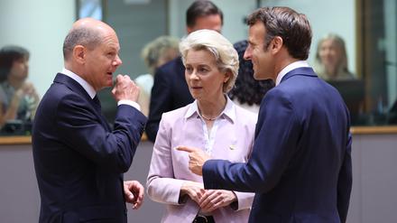 Die Präsidentin der Europäischen Kommission Ursula von der Leyen (C), der französische Präsident Emmanuel Macron (R) und der deutsche Bundeskanzler Olaf Scholz (L) 