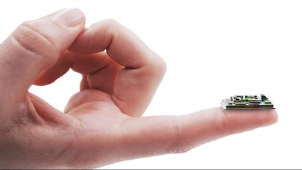 Der Chip von Quantune passt auf eine Fingerspitze.
