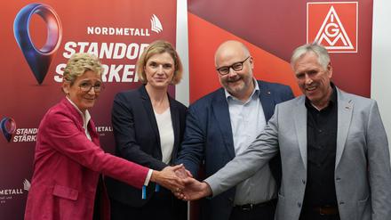 Geschafft: Nach 18 Stunden verständigten sich die Tarifpartner am frühen Dienstagmorgen auf einen Kompromiss. 