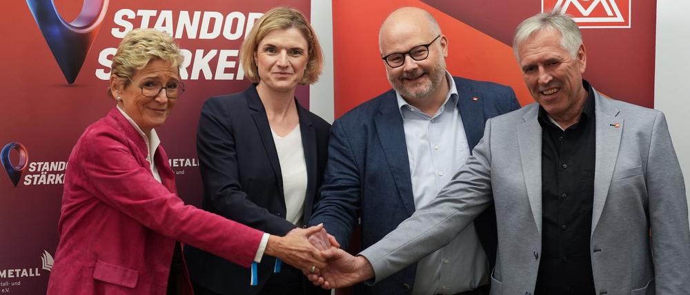 Geschafft: Nach 18 Stunden verständigten sich die Tarifpartner am frühen Dienstagmorgen auf einen Kompromiss. 