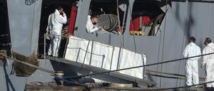 Sicherheitsbeamte stehen auf dem angedockten italienischen Marineschiff Libra im Hafen von Shengjin im Nordwesten Albaniens.