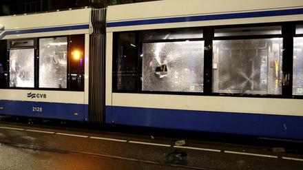 Dieses Videostandbild zeigt eine beschädigte Straßenbahn.