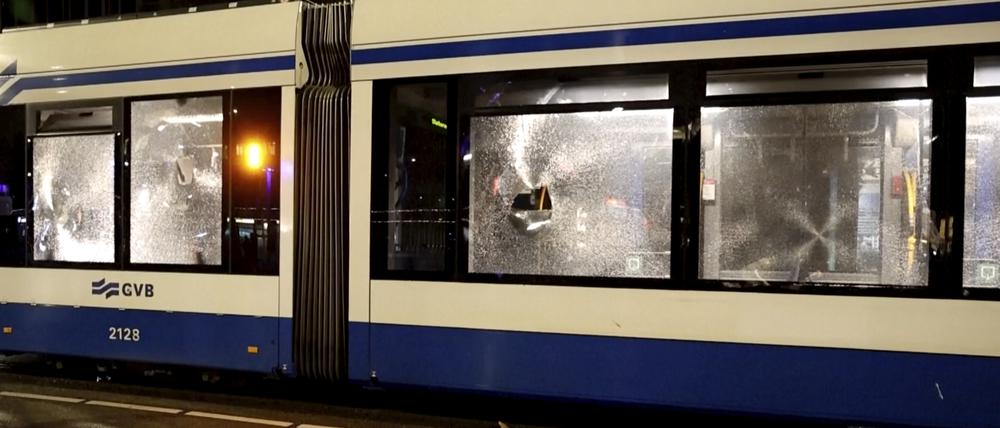 Dieses Videostandbild zeigt eine beschädigte Straßenbahn.