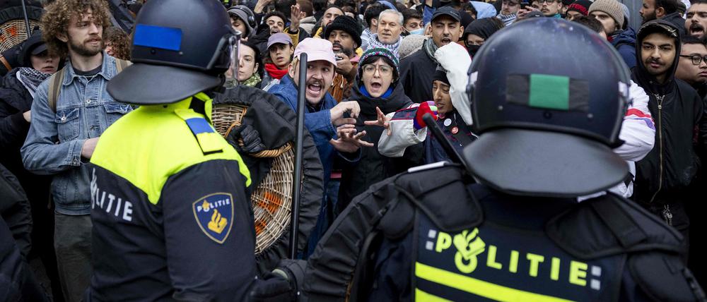 Polizisten stehen propalästinensischen Demonstranten in Amsterdam gegenüber. 