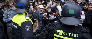 Polizisten stehen propalästinensischen Demonstranten in Amsterdam gegenüber. 