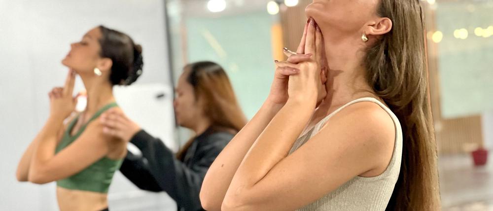 Miss Deutschland Celina Weil ist für ein einwöchiges Training in das Camp in Manila gereist.