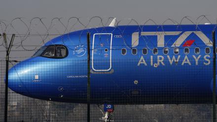 Ein ITA-Flugzeug steht auf der Rollbahn, bevor es vom Flughafen Mailand-Linate abhebt (Symbolbild).