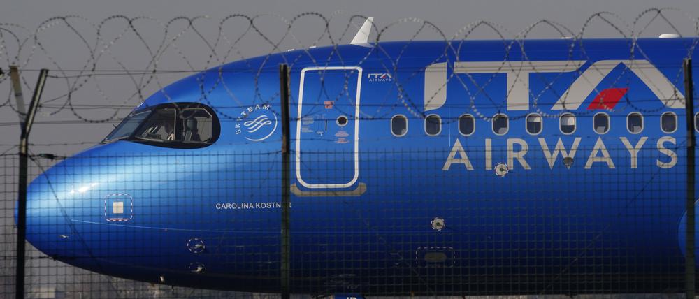 Ein ITA-Flugzeug steht auf der Rollbahn, bevor es vom Flughafen Mailand-Linate abhebt (Symbolbild).