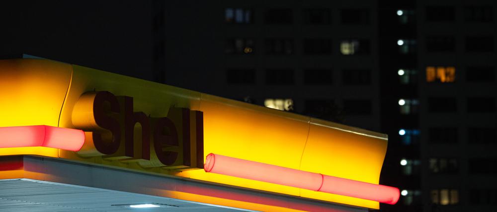 Blick auf einen nicht erleuchteten Shell-Schriftzug einer Tankstelle im Dunkeln in Berlin. Umweltorganisationen hatten den Energiekonzern Shell wegen des Ausstoßes von CO₂ verklagt. In erster Instanz verpflichtete das Gericht den Konzern, den CO₂-Ausstoß bis 2030 um 45 Prozent zu reduzieren.
