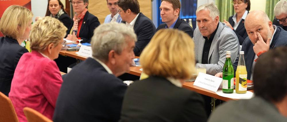 Arbeitgeber und die Gewerkschaft IG Metall haben sich auf einen Tarifabschluss für die deutsche Metall- und Elektroindustrie verständigt.