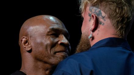 Wer bekommt was auf die Mappe? Mike Tyson (li.) und Jake Paul. 