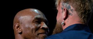 Wer bekommt was auf die Mappe? Mike Tyson (li.) und Jake Paul. 