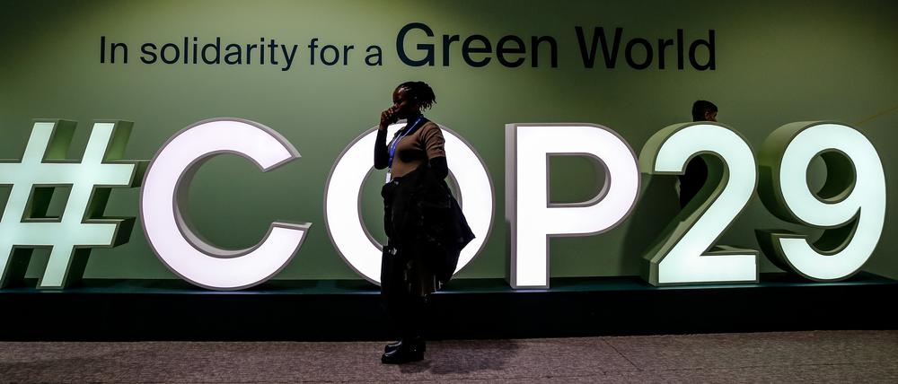 11.11.2024, Aserbaidschan, Baku: Teilnehmer gehen an einem Logo der COP29, der UN-Klimagipfel, vorbei. Foto: Dominika Zarzycka/SOPA Images via ZUMA Press Wire/dpa +++ dpa-Bildfunk +++