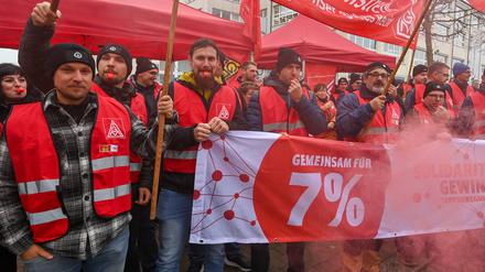 Mitarbeiter von Rheinmetall-Firma legen in Harthaihre Arbeit nieder und streiken vor Tarifverhandlungen.