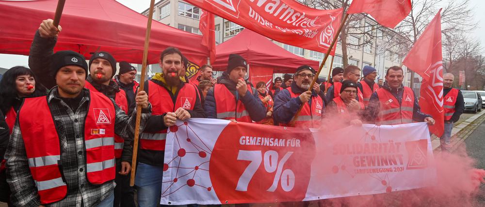 Mitarbeiter von Rheinmetall-Firma legen in Harthaihre Arbeit nieder und streiken vor Tarifverhandlungen.
