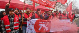 Mitarbeiter von Rheinmetall-Firma legen in Harthaihre Arbeit nieder und streiken vor Tarifverhandlungen.