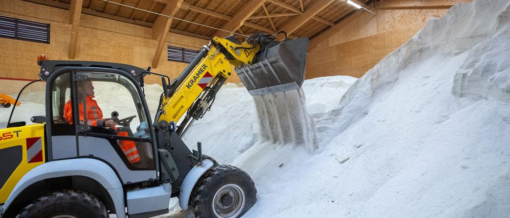 Tonnenweise Salz wird für die Straßen in Brandenburg eingelagert.