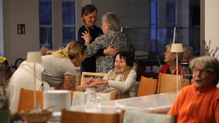Selbst über 100-Jährige stehen auf und tanzen, wenn das Trio „Aufhorchen“ Lieder aus ihrer Jugend spielt.
