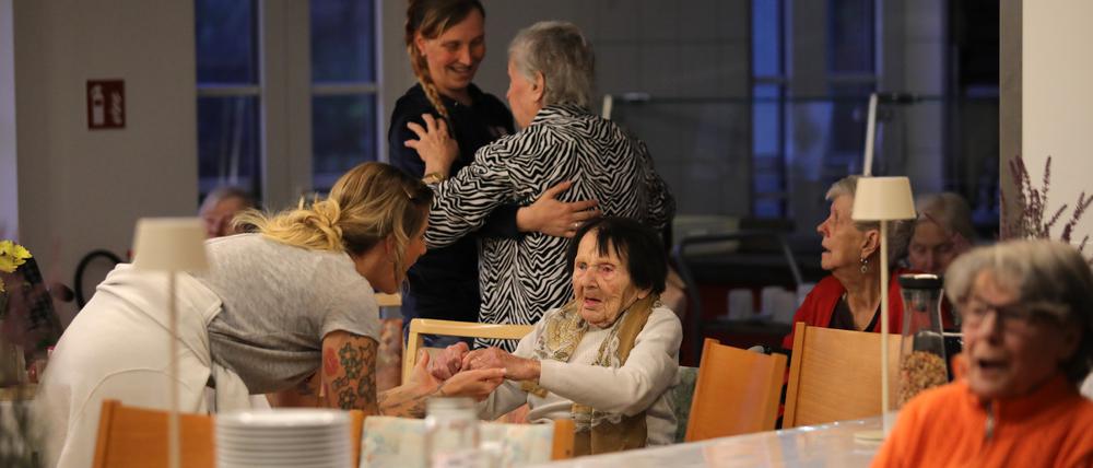 Selbst über 100-Jährige stehen auf und tanzen, wenn das Trio „Aufhorchen“ Lieder aus ihrer Jugend spielt.