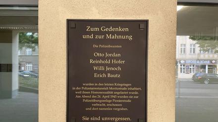 Gedenktafel erschossene ermordete Polizisten in Berlin Spandau Polizeiwache Abschnitt 23 Moritzstraße Altstadt
