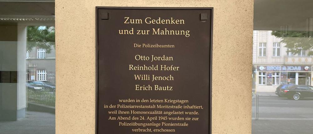 Gedenktafel erschossene ermordete Polizisten in Berlin Spandau Polizeiwache Abschnitt 23 Moritzstraße Altstadt