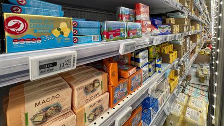 Butterstücke im Kühlregal eines Lebensmittelgeschäfts in Moskau. Das Streichfett ist in Russland deutlich teurer geworden.
