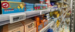 Butterstücke im Kühlregal eines Lebensmittelgeschäfts in Moskau. Das Streichfett ist in Russland deutlich teurer geworden.