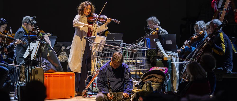 Eröffnungskonzert der Reihe „Aus den Fugen“ im Berliner Konzerthaus, mit der Geigerin Patricia Kopatchinskaja. 