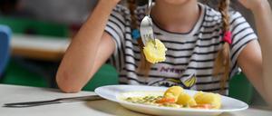 ARCHIV - 07.08.2019, Berlin: Schüler sitzen beim Mittagessen in der Mensa einer Grundschule. (zu dpa: «Initiative für kostenloses Schulessen hat genug Unterstützer») Foto: Jens Kalaene/dpa-Zentralbild/dpa +++ dpa-Bildfunk +++