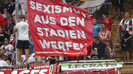 Fans von RB Leipzig mit einer Botschaft. Sexismus aus den Stadien werfen. 