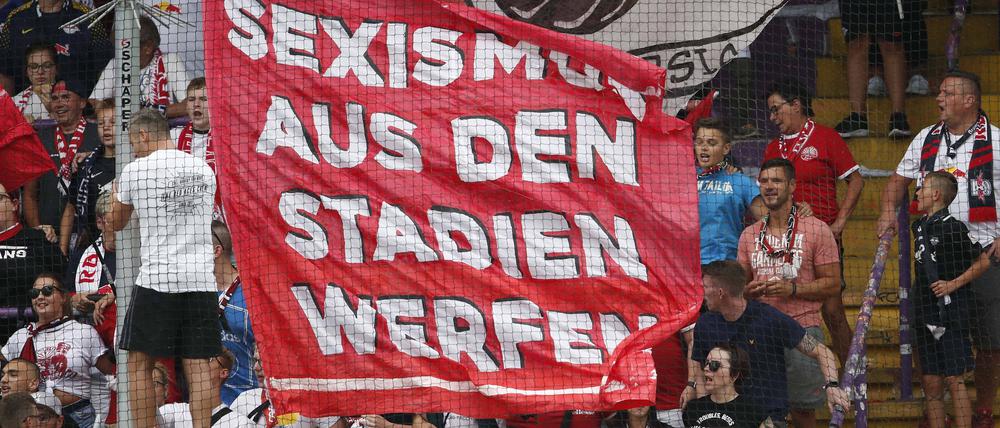 Fans von RB Leipzig mit einer Botschaft. Sexismus aus den Stadien werfen.