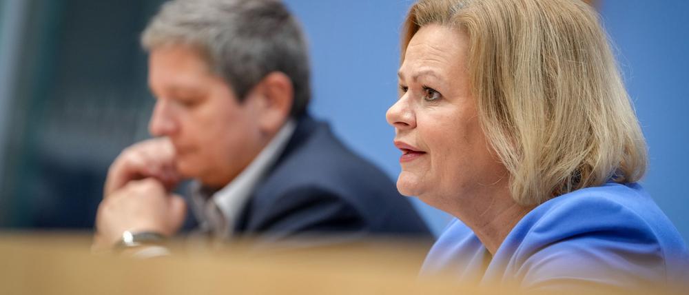 Innenministerin Nancy Faeser und BSI-Präsidentin Claudia Plattner bei der Vorstellung des BSI-Lageberichts.