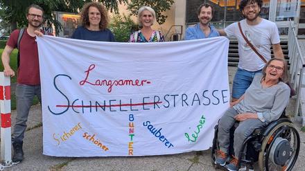  Die Bürgerinitiative “Langsamerstraße” bei einem Kiezspaziergang mit Bezirksstadträtin Claudia Leistner (Grüne) / Copyright: Privat