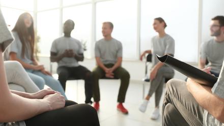 close up.young people at a group meeting. business and education
Selbsthilfe, Gruppen Therapie, 