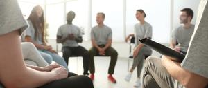 close up.young people at a group meeting. business and education
Selbsthilfe, Gruppen Therapie, 