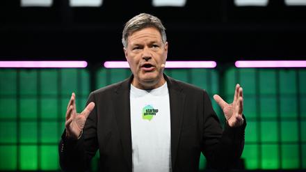 Wirtschaftsminister Habeck hält auf dem „Web Summit“ eine Rede.