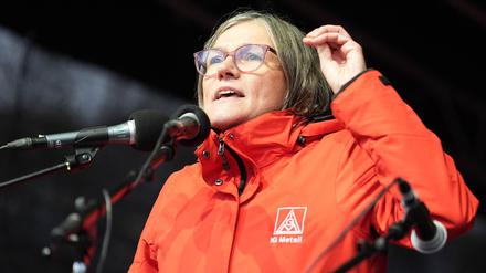 Der Kompromiss in der Fläche könnte helfen, die Probleme bei VW zu lösen, meint IG-Metall-Chefin Christiane Benner (Archivbild).