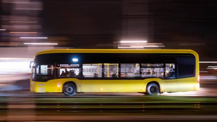 Gelb, aber bald weniger günstig: Ein BVG-Bus auf der Fahrt durch Berlin.