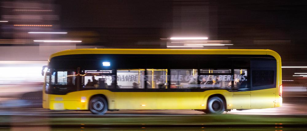 Gelb, aber bald weniger günstig: Ein BVG-Bus auf der Fahrt durch Berlin.