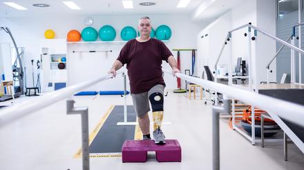 Uwe Thiel in der Reha des Unfallkrankenhaus Berlin